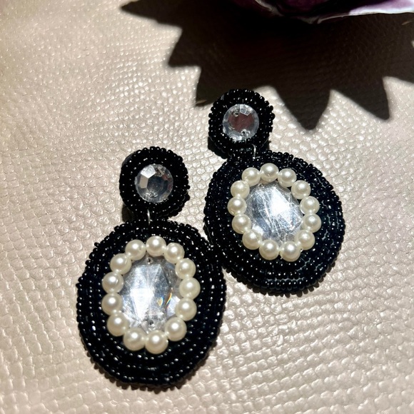 Black and white handmade beaded earrings - Picture 2 of 2
